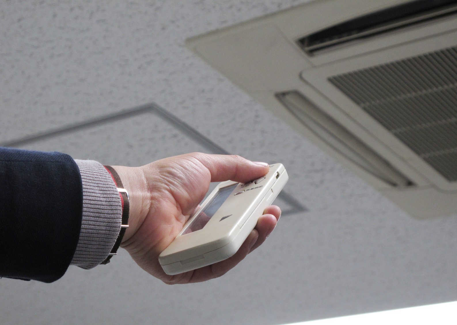神戸市の電気工事・空調工事はお任せ！家庭用エアコンと業務用エアコンの違い