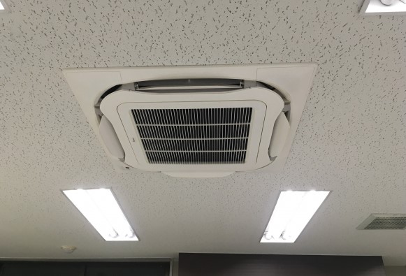 天井に設置された業務用エアコン